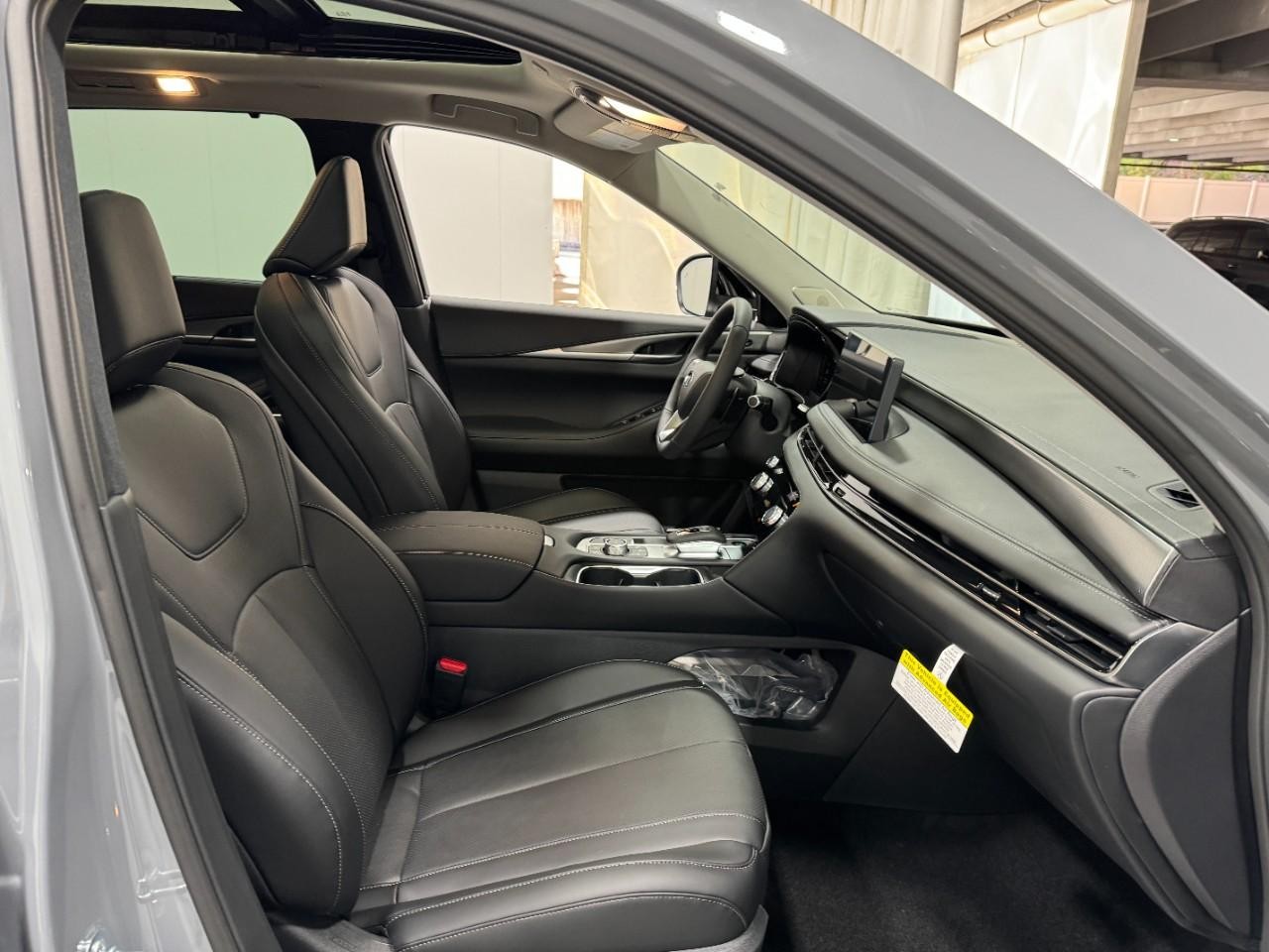 INFINITI QX60 Vehicle Full-screen Gallery Image 21