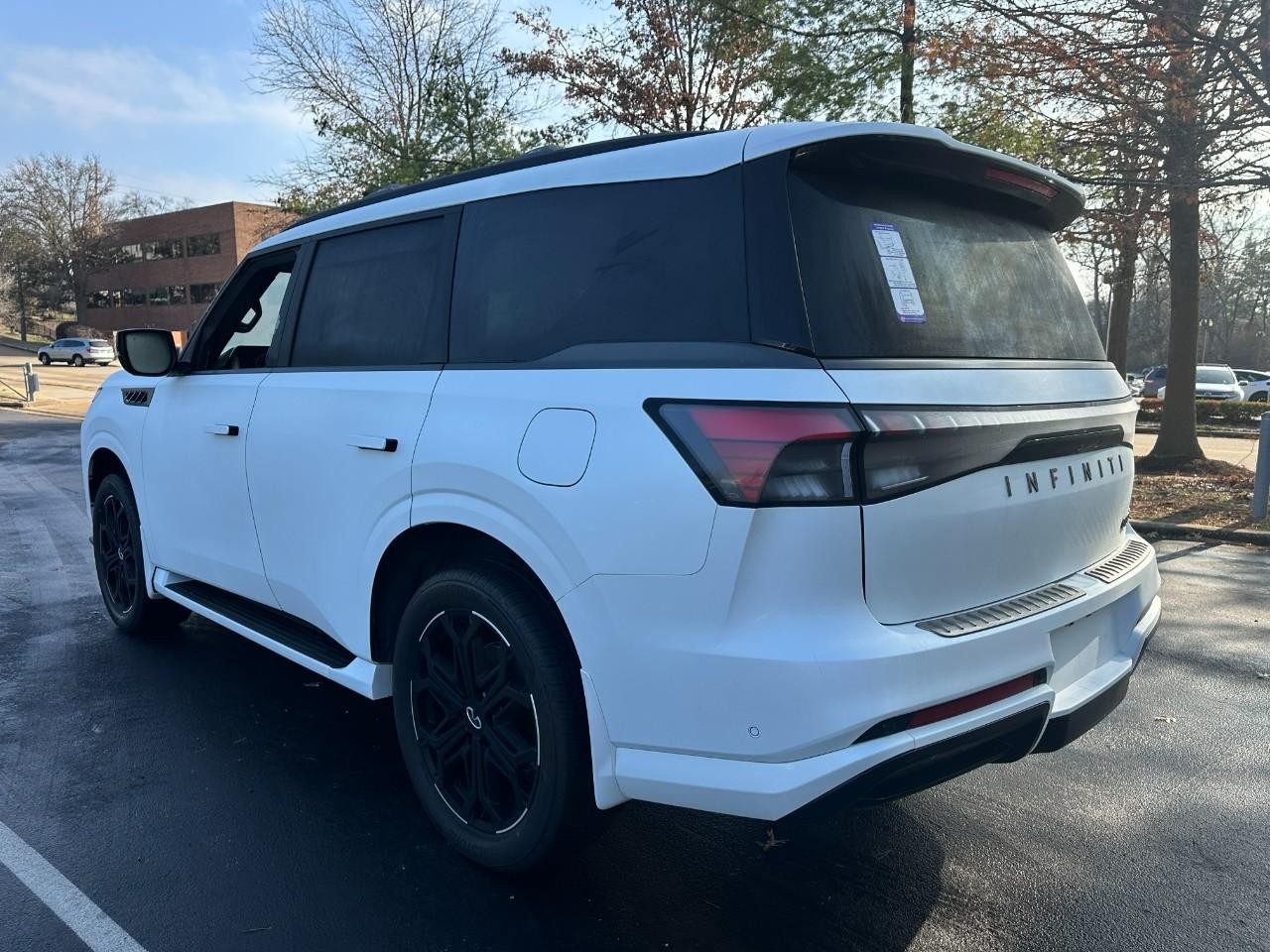 INFINITI QX80 Vehicle Full-screen Gallery Image 3