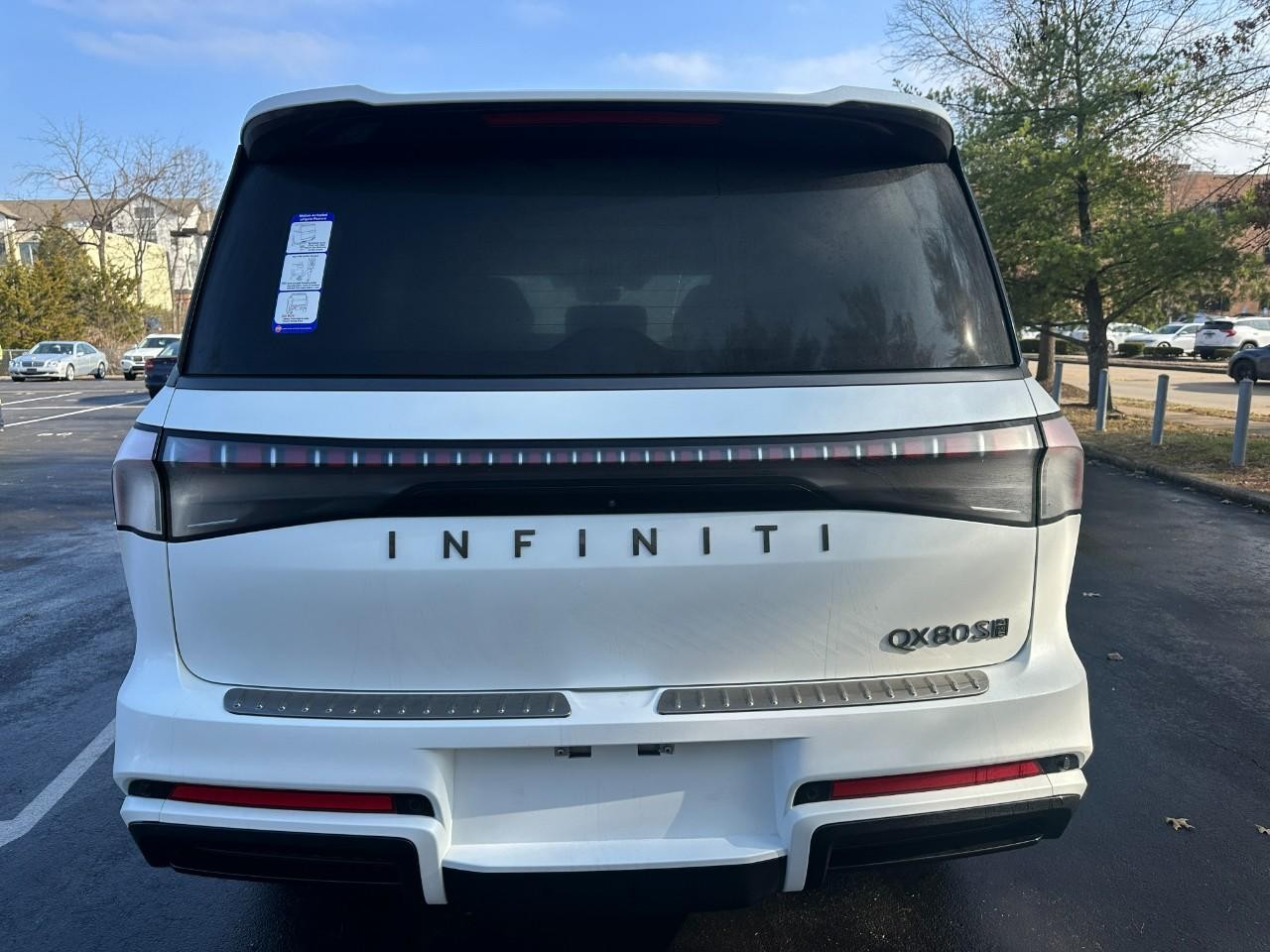 INFINITI QX80 Vehicle Full-screen Gallery Image 4