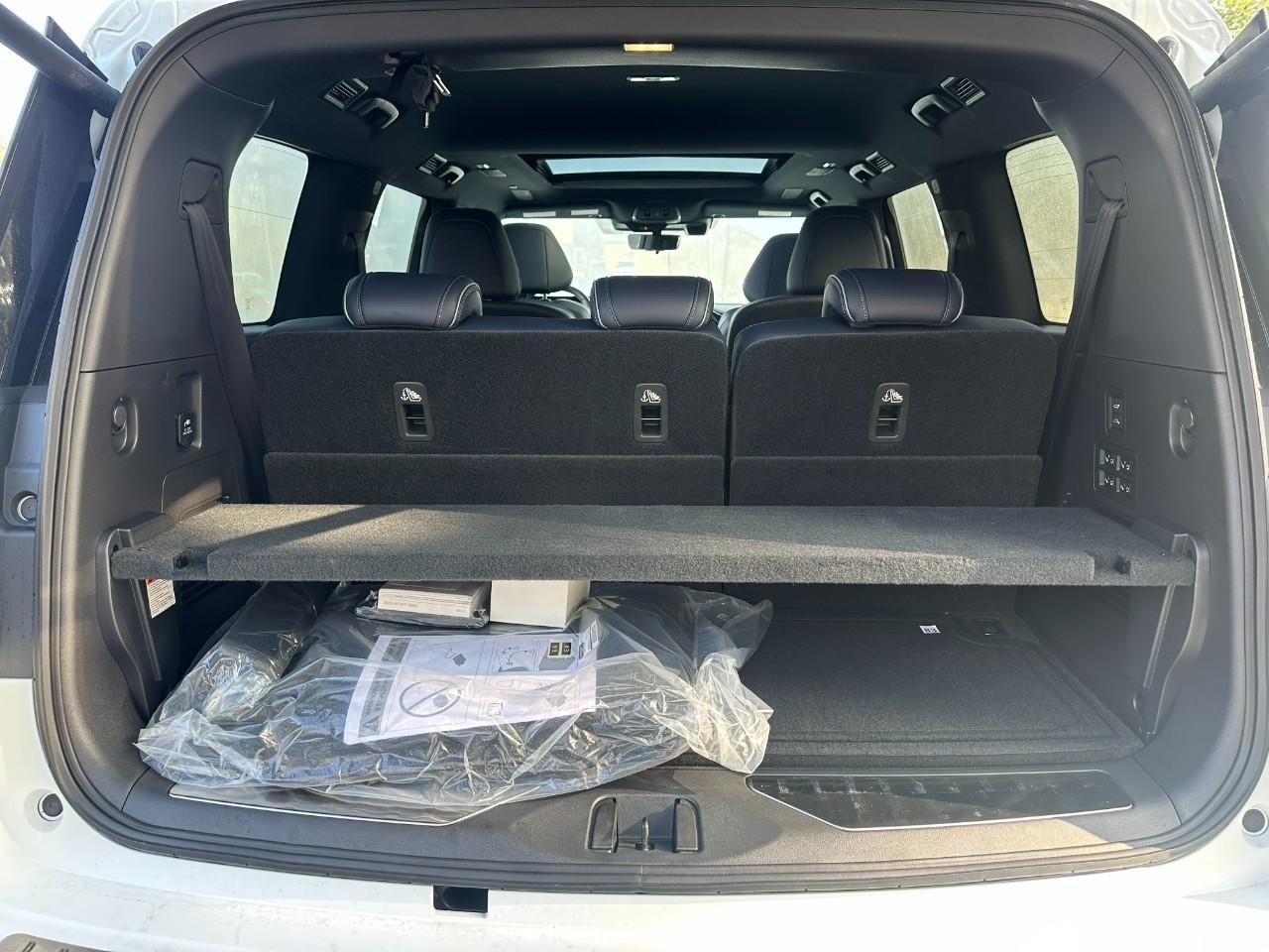 INFINITI QX80 Vehicle Full-screen Gallery Image 5