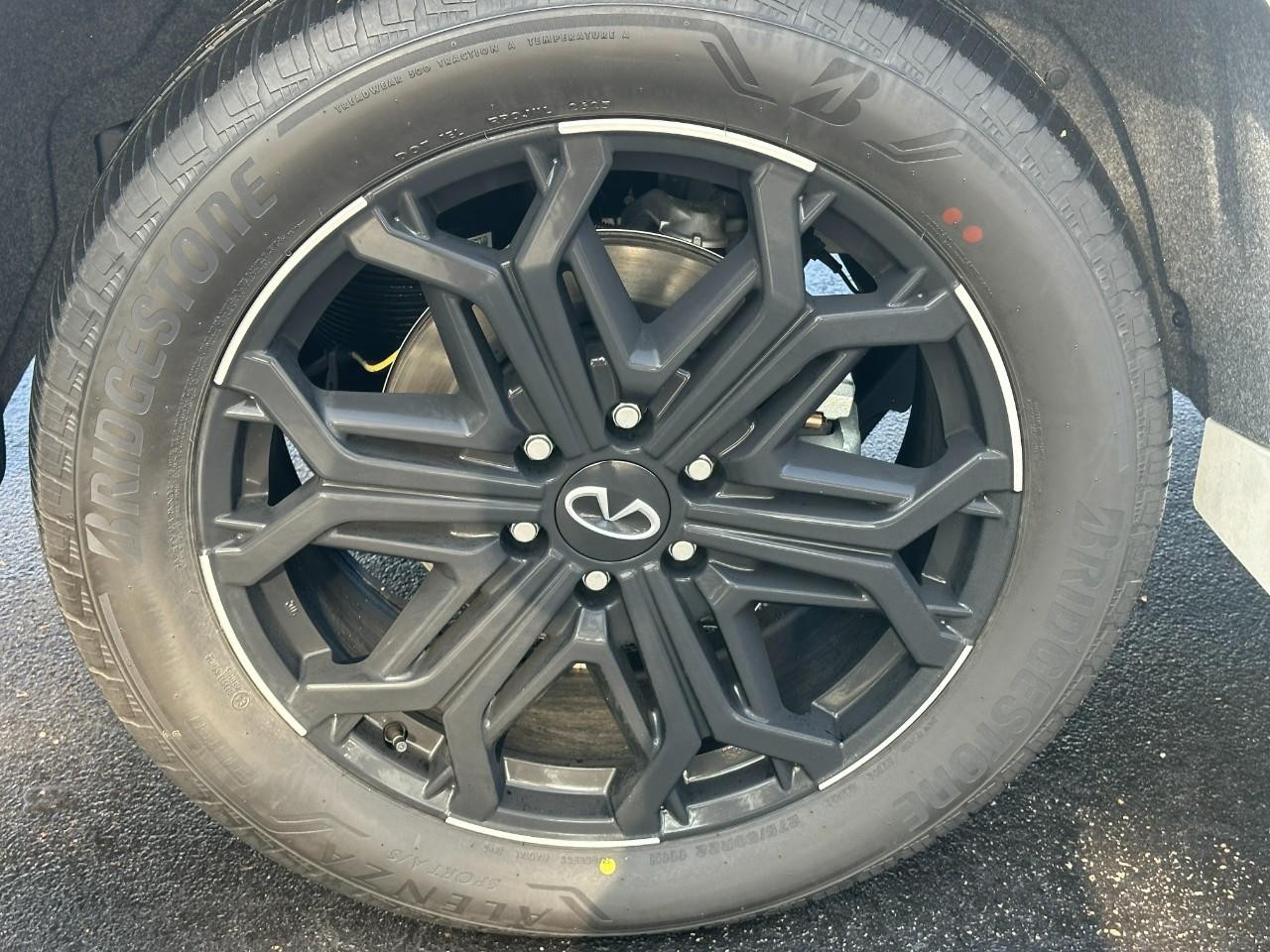 INFINITI QX80 Vehicle Full-screen Gallery Image 6