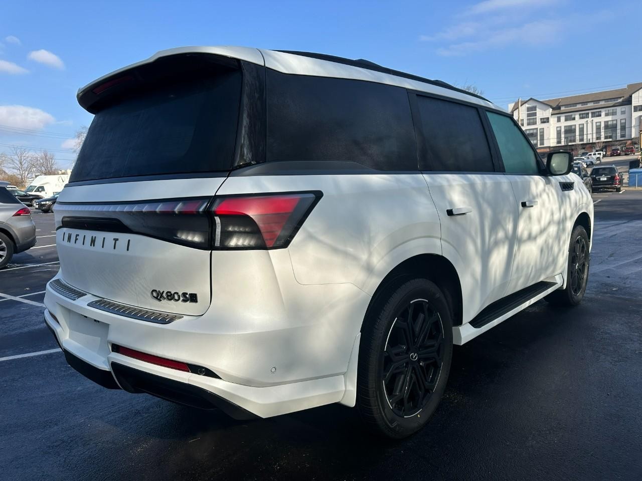 INFINITI QX80 Vehicle Full-screen Gallery Image 7