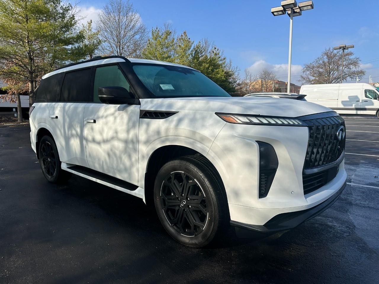 INFINITI QX80 Vehicle Full-screen Gallery Image 8