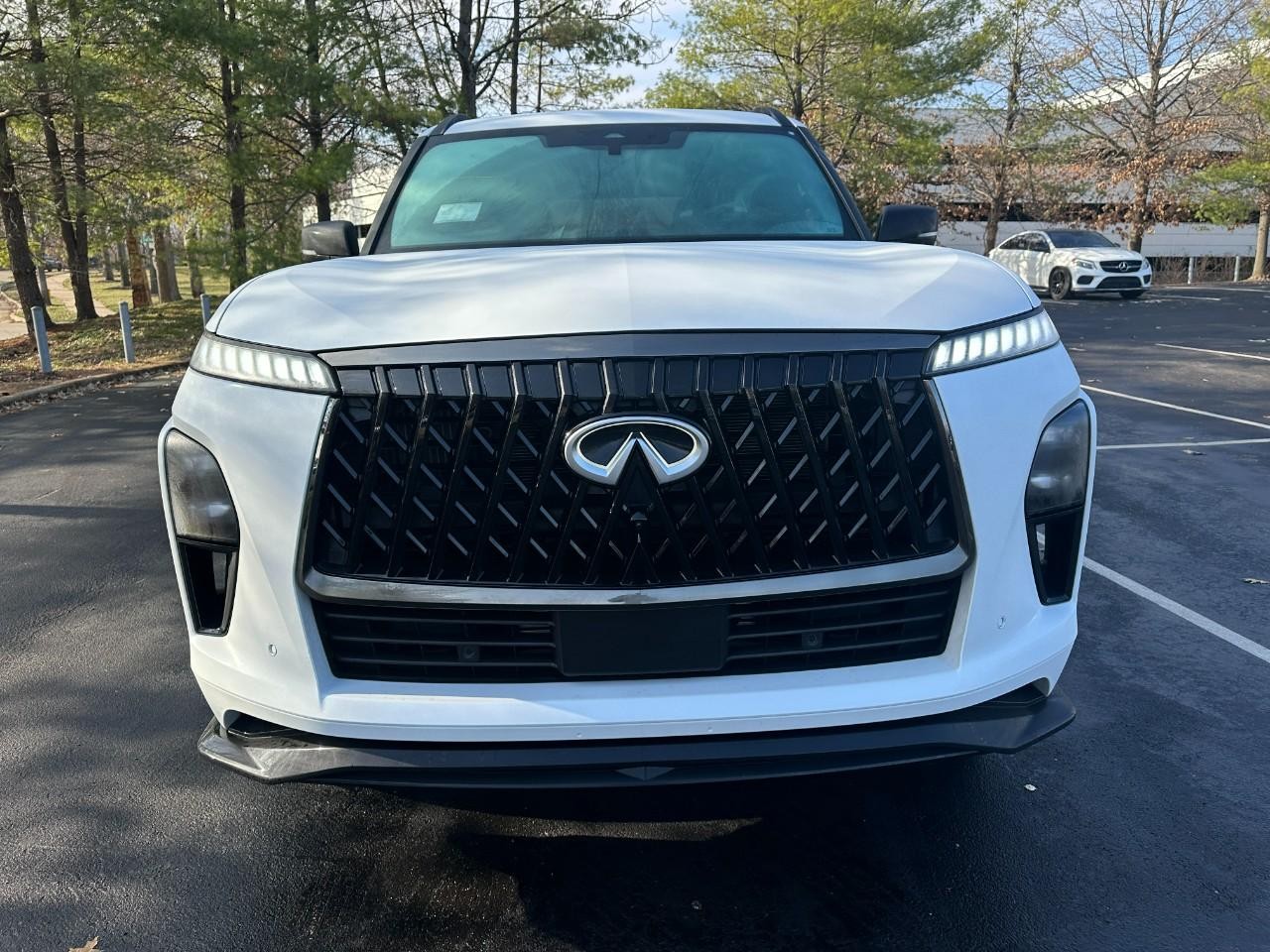 INFINITI QX80 Vehicle Full-screen Gallery Image 9