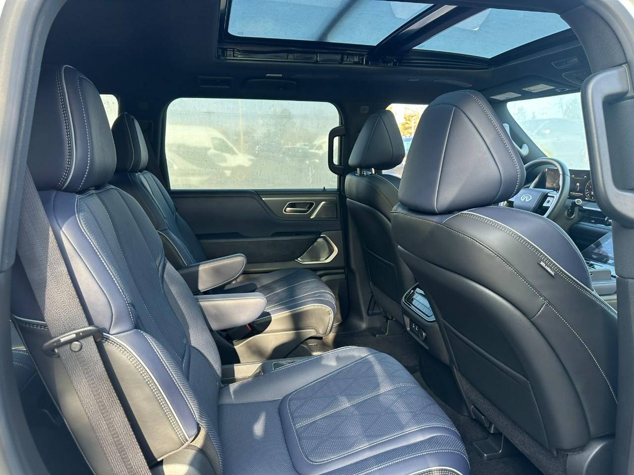 INFINITI QX80 Vehicle Full-screen Gallery Image 10