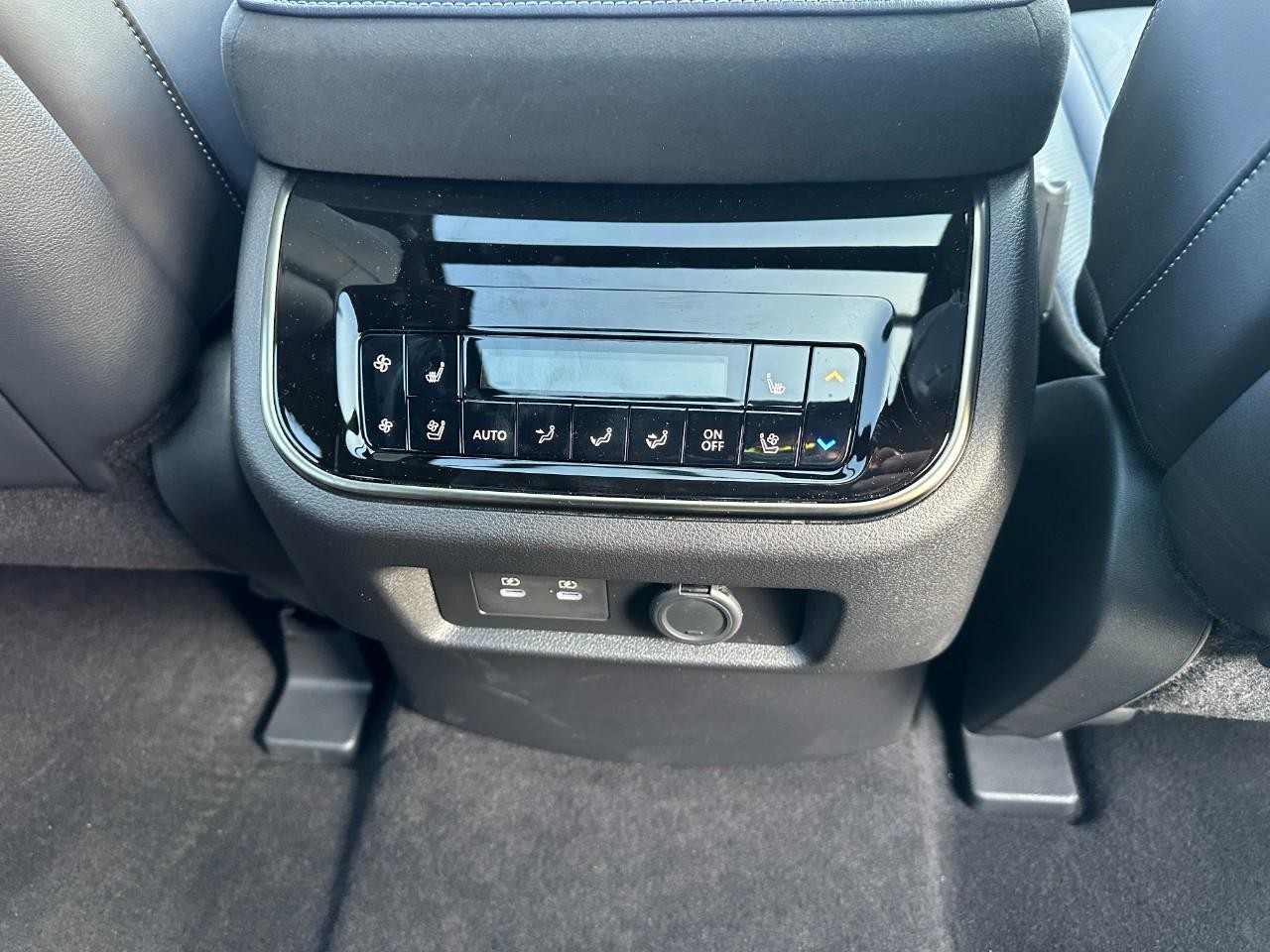 INFINITI QX80 Vehicle Full-screen Gallery Image 11