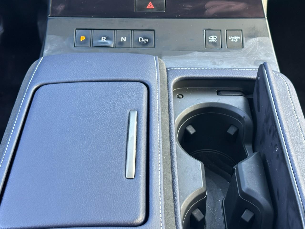 INFINITI QX80 Vehicle Full-screen Gallery Image 17