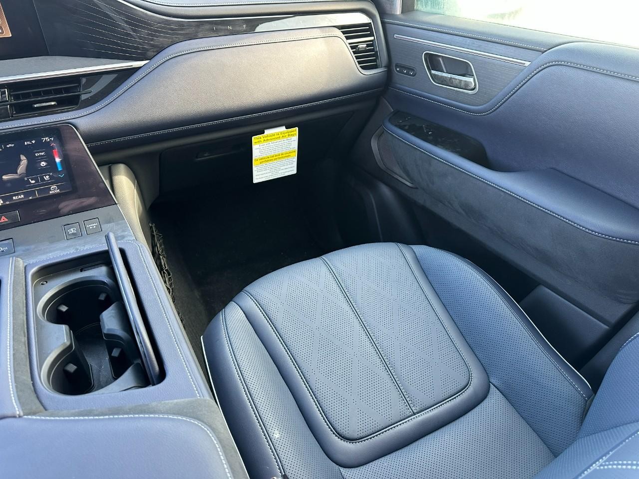 INFINITI QX80 Vehicle Full-screen Gallery Image 18