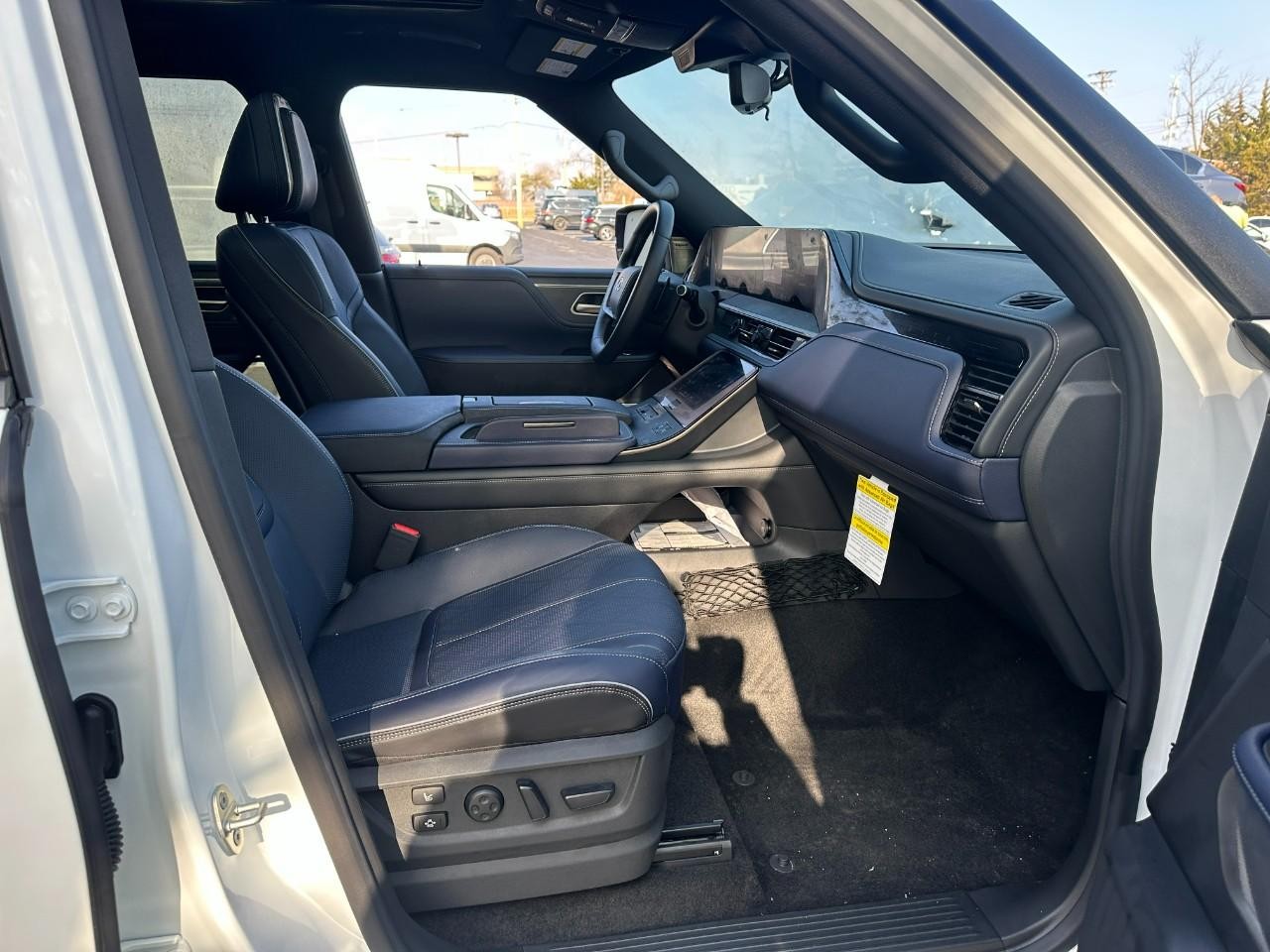 INFINITI QX80 Vehicle Full-screen Gallery Image 19