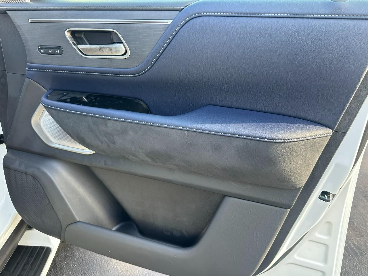 INFINITI QX80 Vehicle Full-screen Gallery Image 20