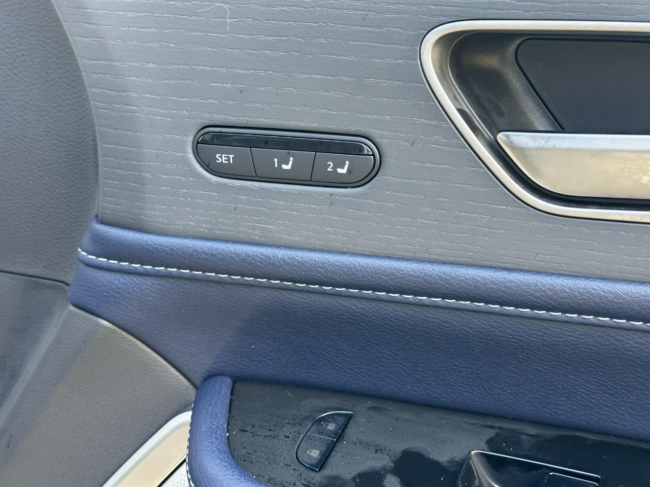 INFINITI QX80 Vehicle Full-screen Gallery Image 21