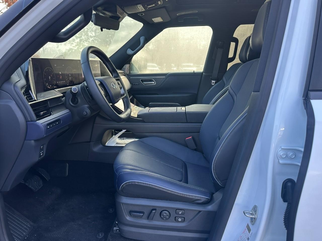 INFINITI QX80 Vehicle Full-screen Gallery Image 22