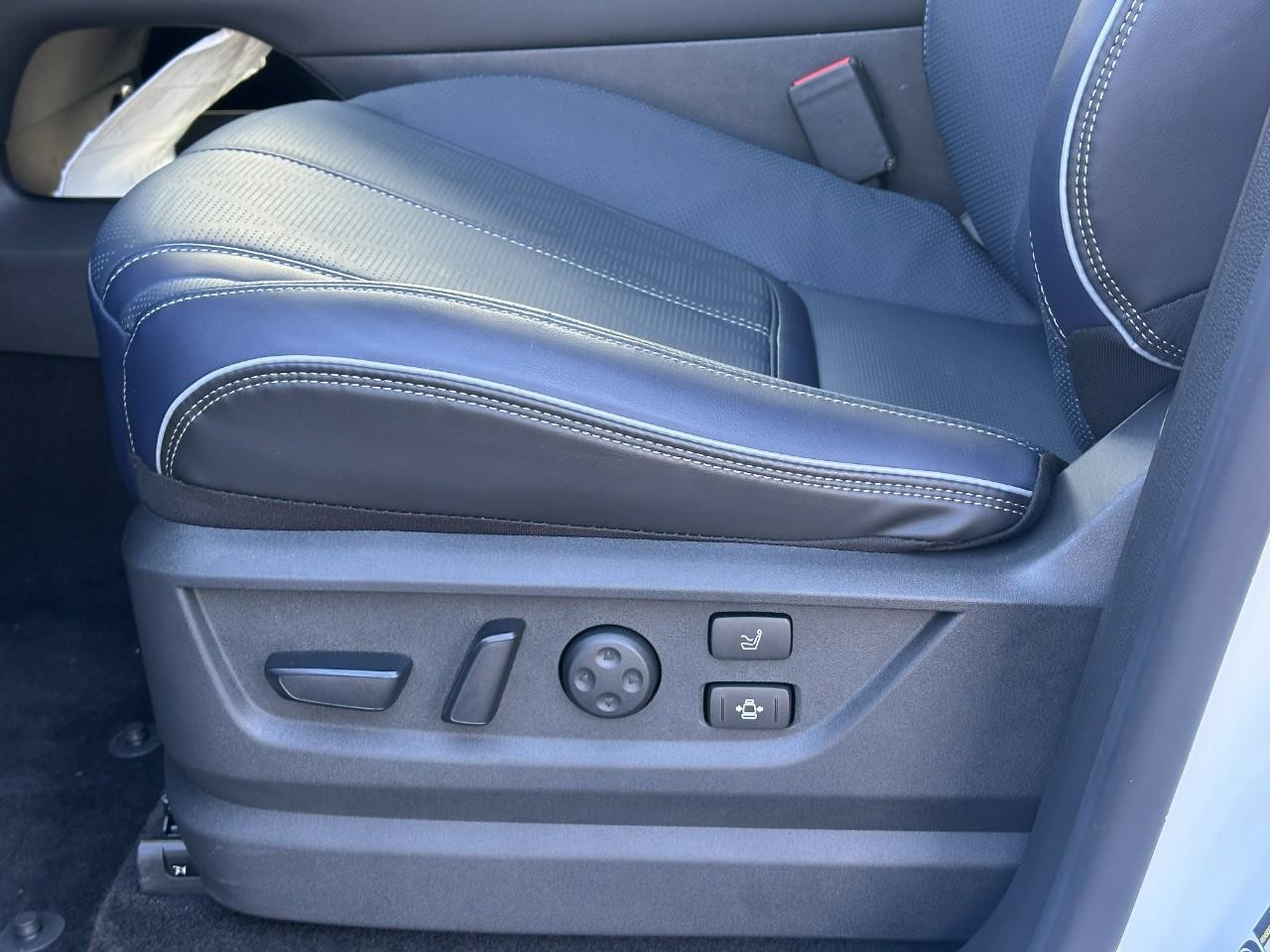 INFINITI QX80 Vehicle Full-screen Gallery Image 23