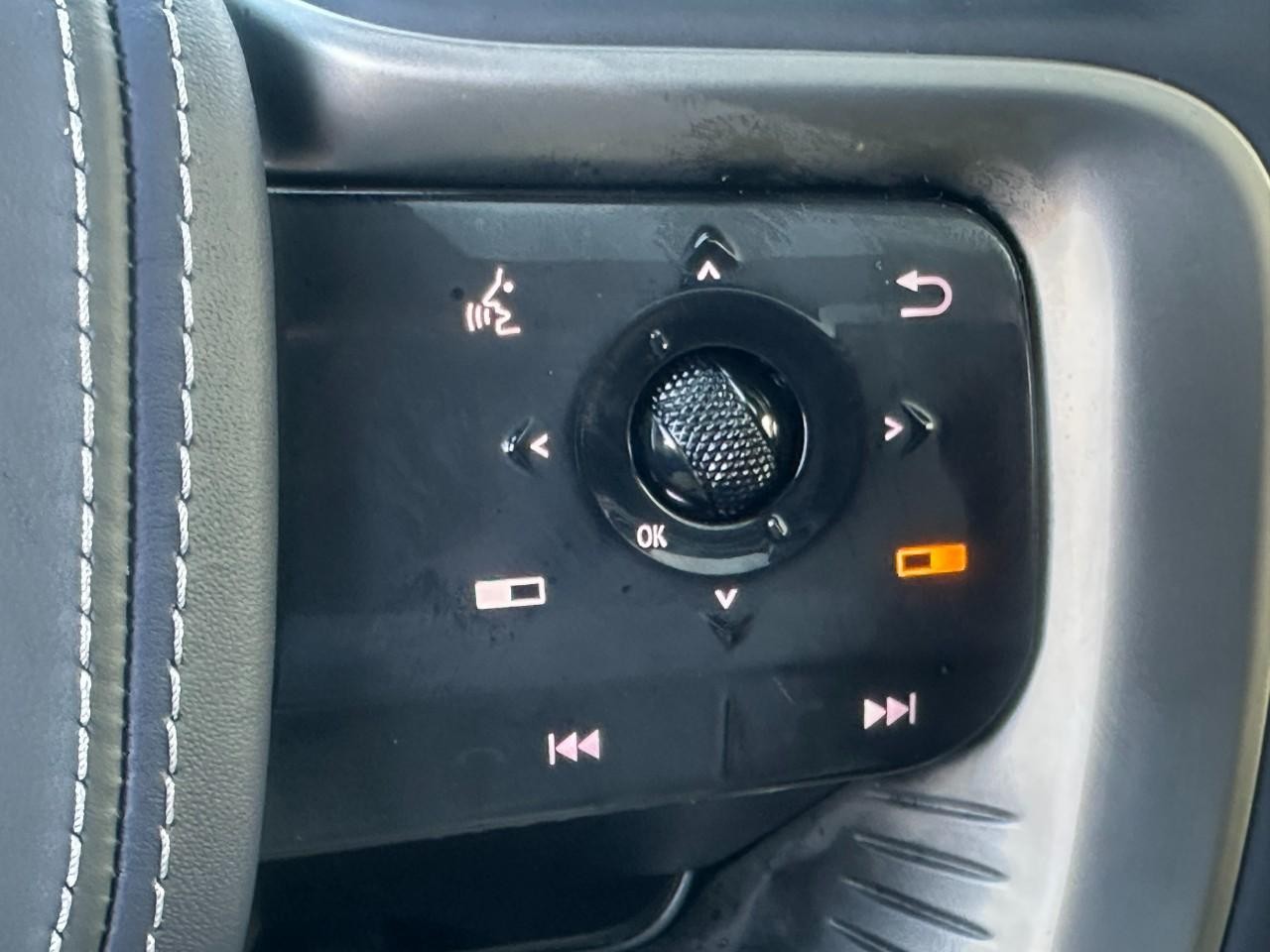 INFINITI QX80 Vehicle Full-screen Gallery Image 28