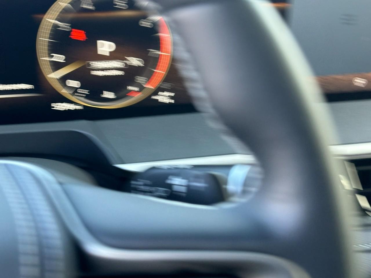 INFINITI QX80 Vehicle Full-screen Gallery Image 29