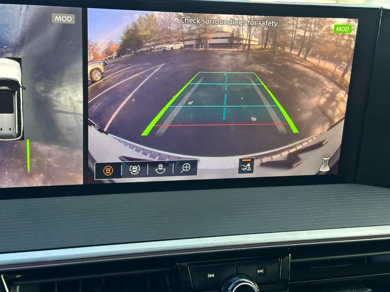 INFINITI QX80 Vehicle Full-screen Gallery Image 34