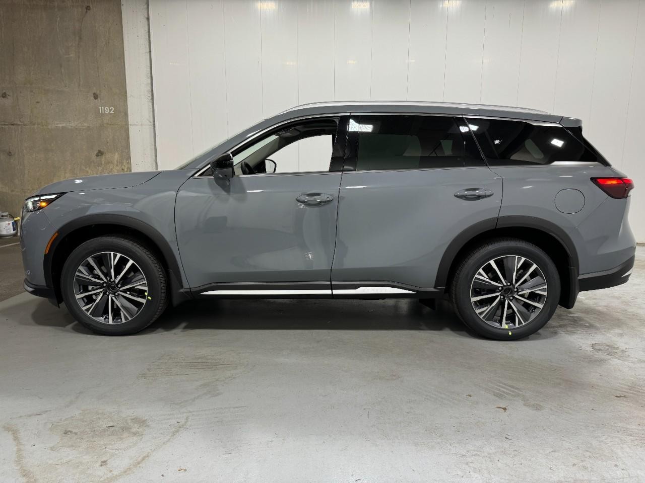 INFINITI QX60 Vehicle Full-screen Gallery Image 2