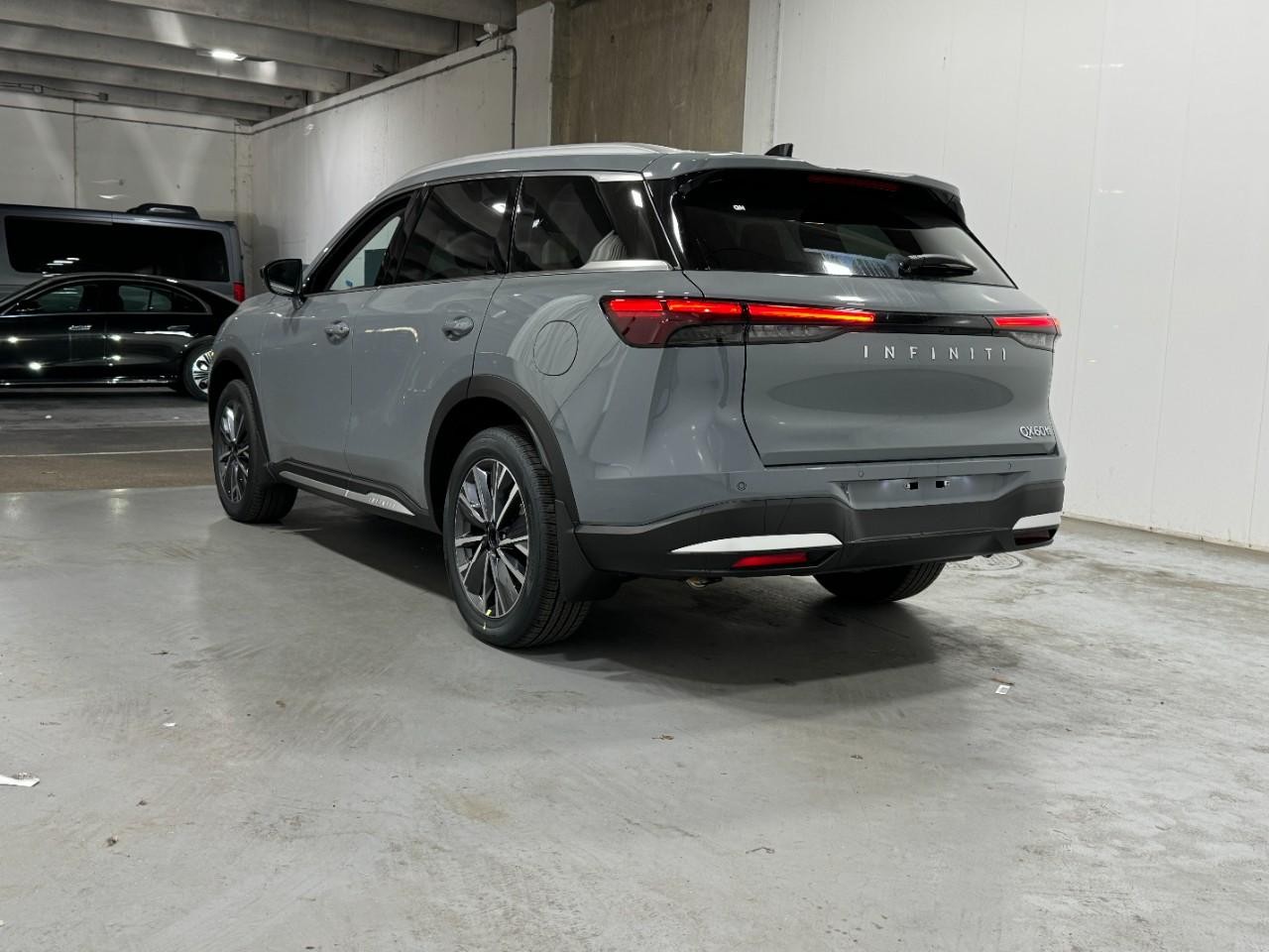 INFINITI QX60 Vehicle Full-screen Gallery Image 3