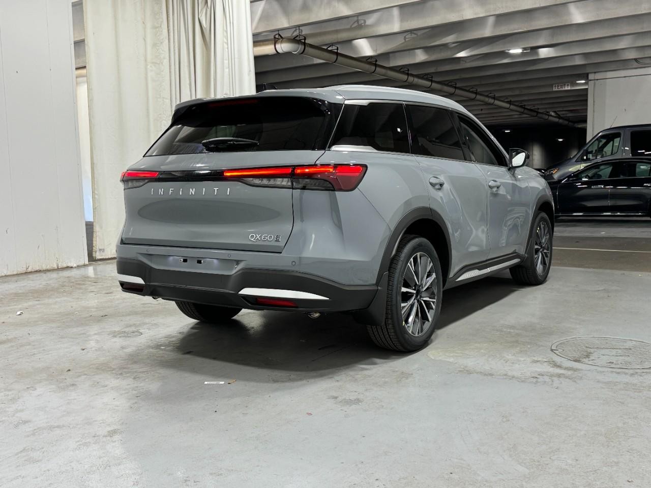 INFINITI QX60 Vehicle Full-screen Gallery Image 4