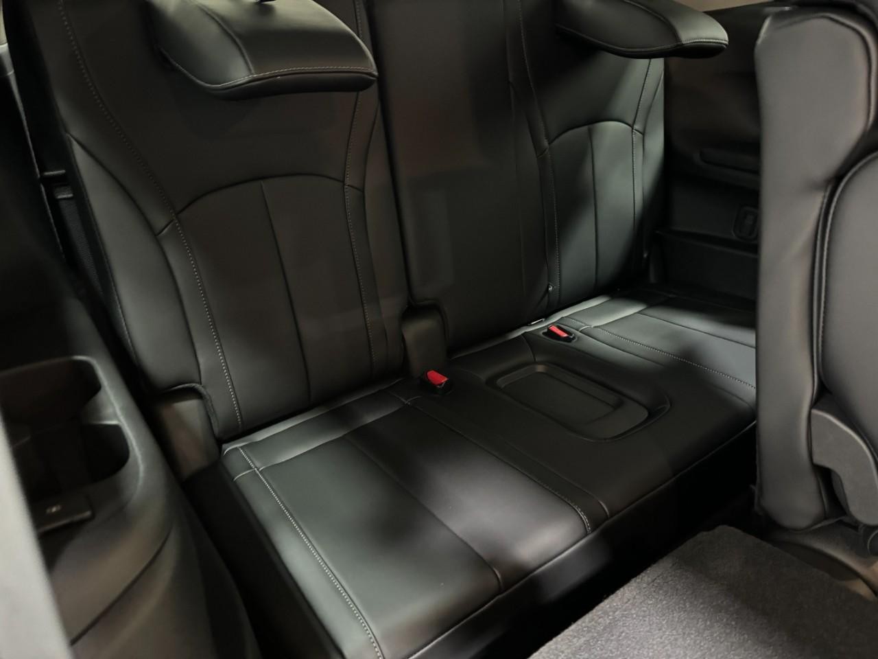 INFINITI QX60 Vehicle Full-screen Gallery Image 11