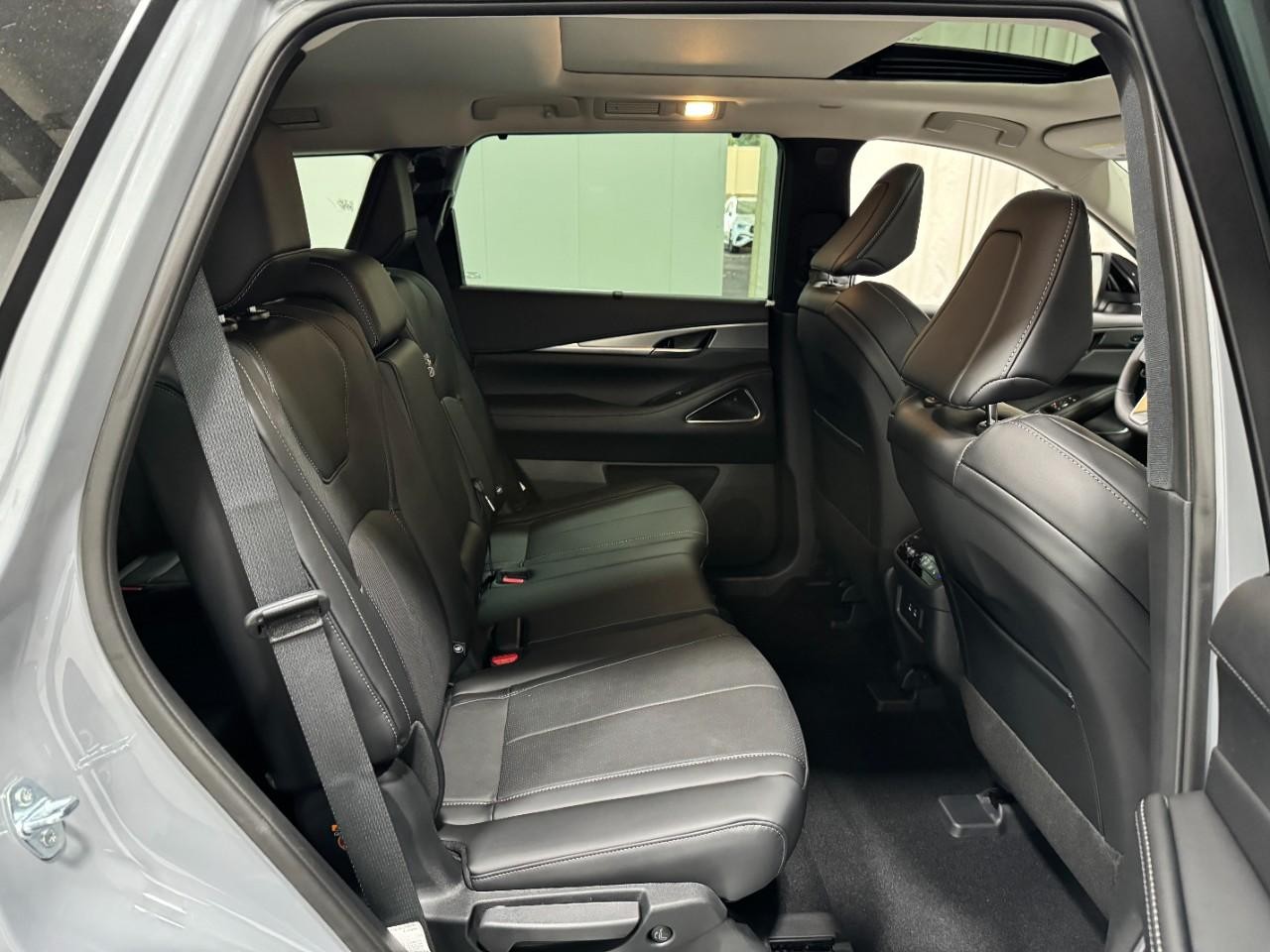 INFINITI QX60 Vehicle Full-screen Gallery Image 12