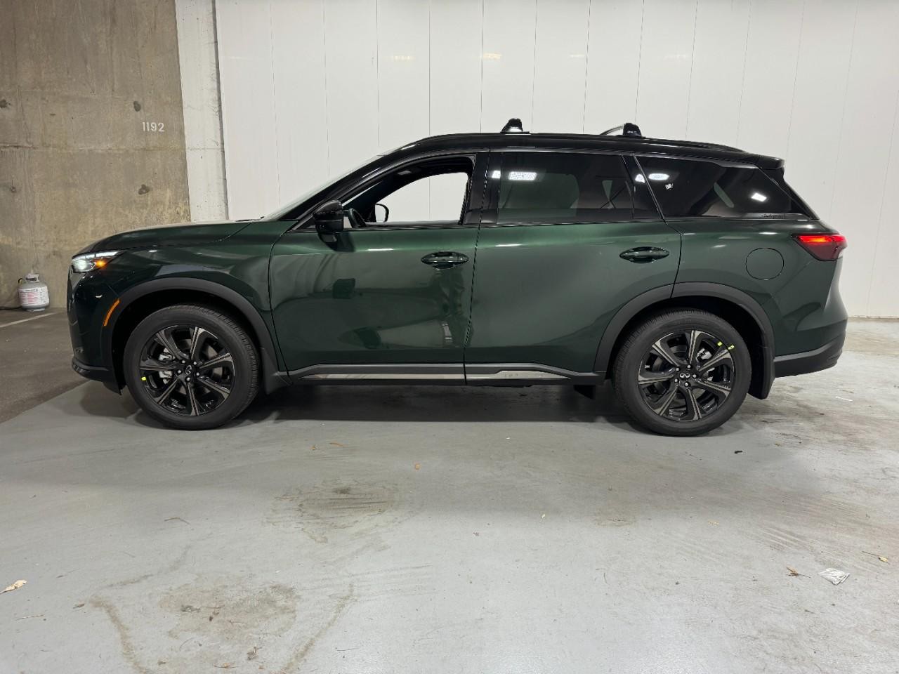 INFINITI QX60 Vehicle Full-screen Gallery Image 2