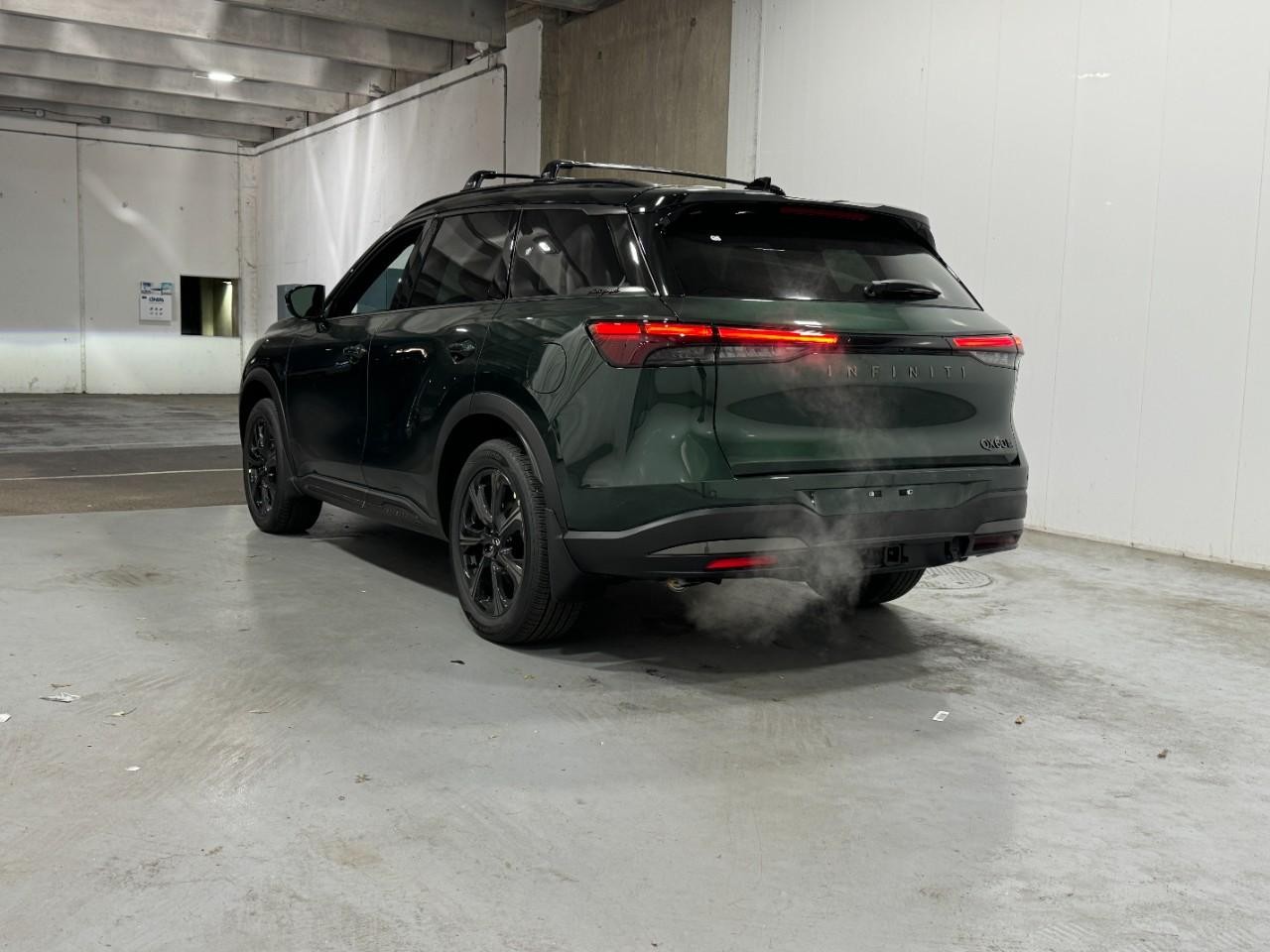 INFINITI QX60 Vehicle Full-screen Gallery Image 3