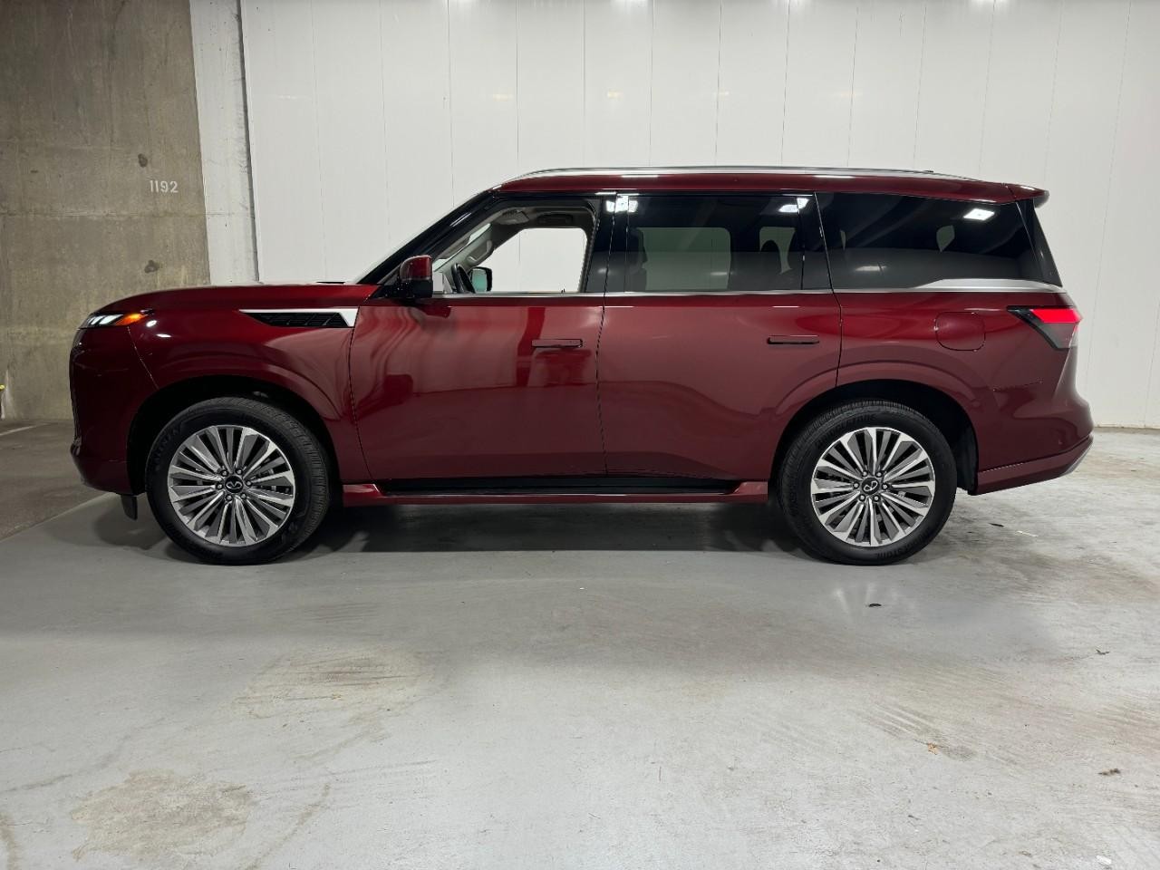 INFINITI QX80 Vehicle Full-screen Gallery Image 2