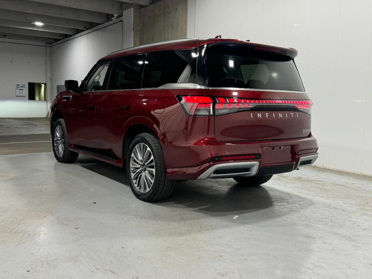 INFINITI QX80 Vehicle Full-screen Gallery Image 3