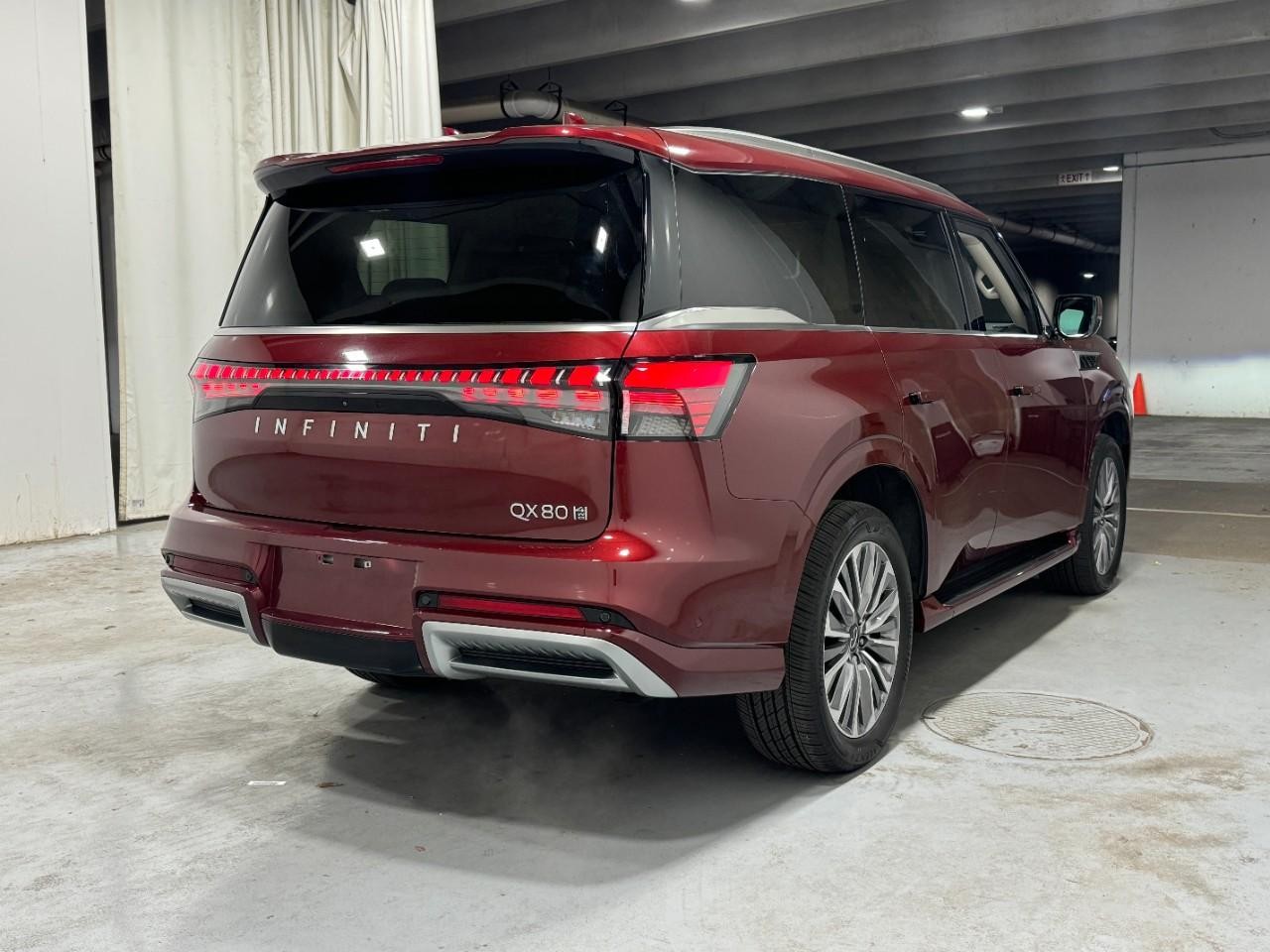 INFINITI QX80 Vehicle Full-screen Gallery Image 4