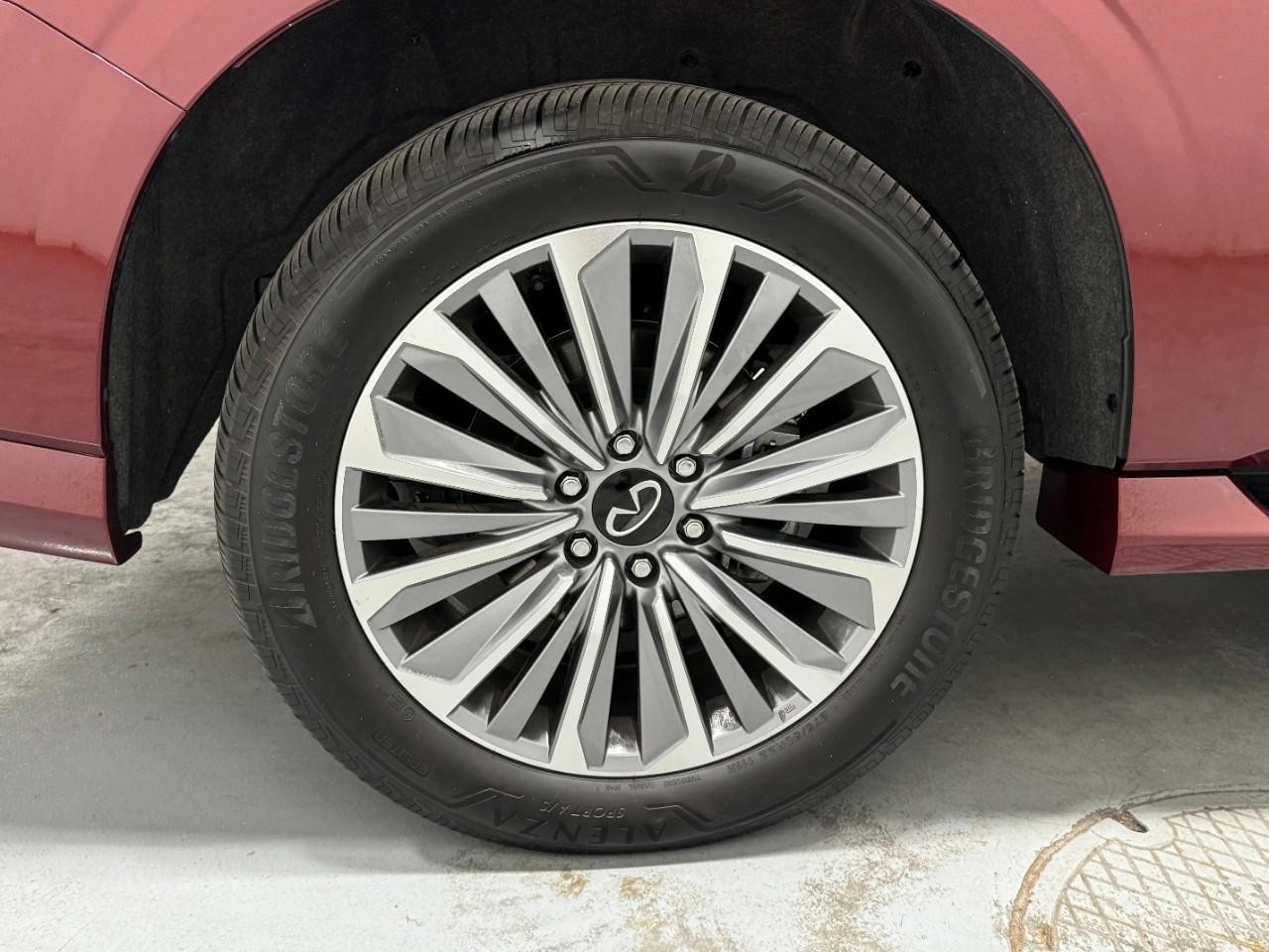 INFINITI QX80 Vehicle Full-screen Gallery Image 5