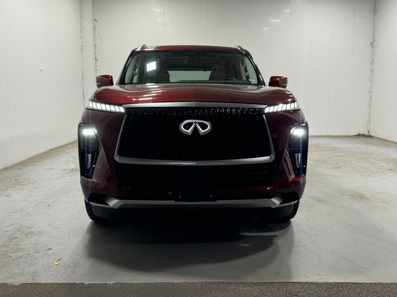 INFINITI QX80 Vehicle Full-screen Gallery Image 7