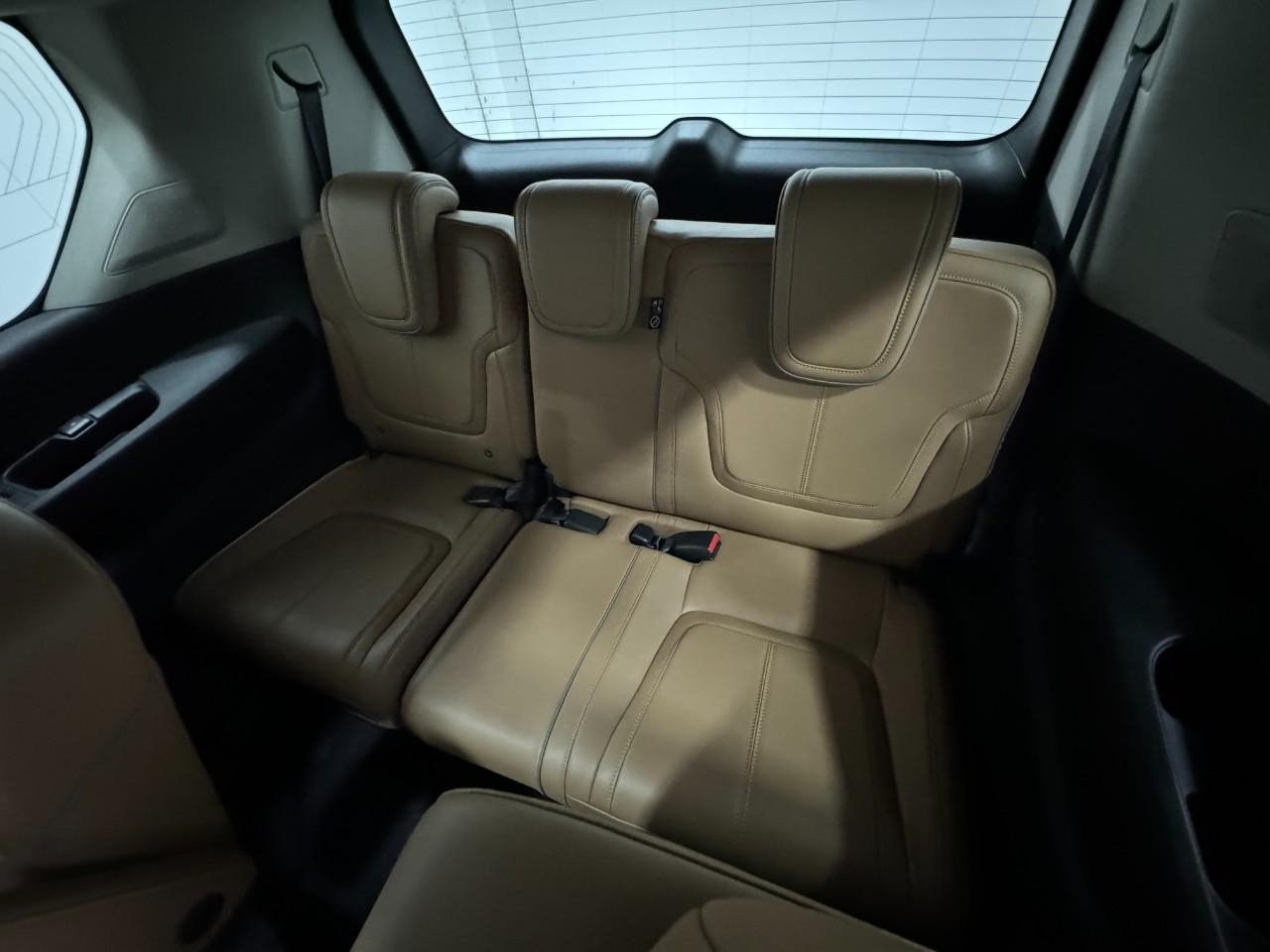 INFINITI QX80 Vehicle Full-screen Gallery Image 8