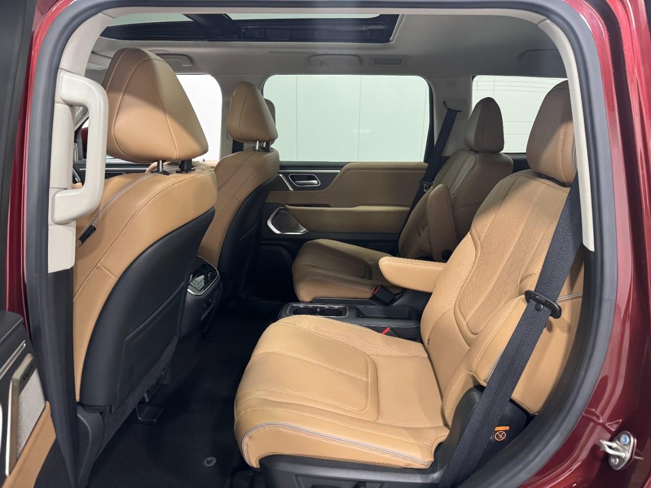 INFINITI QX80 Vehicle Full-screen Gallery Image 9