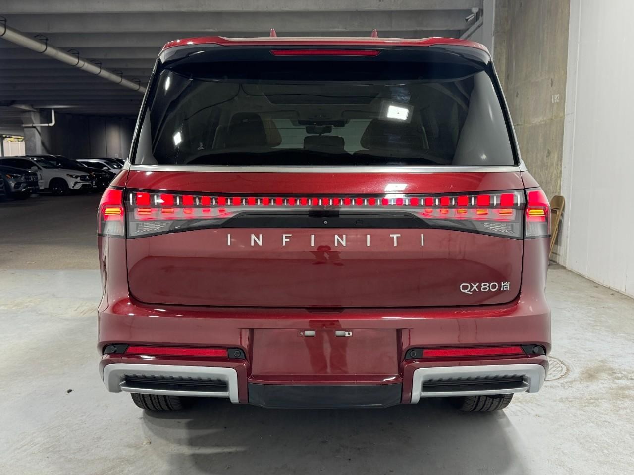 INFINITI QX80 Vehicle Full-screen Gallery Image 10