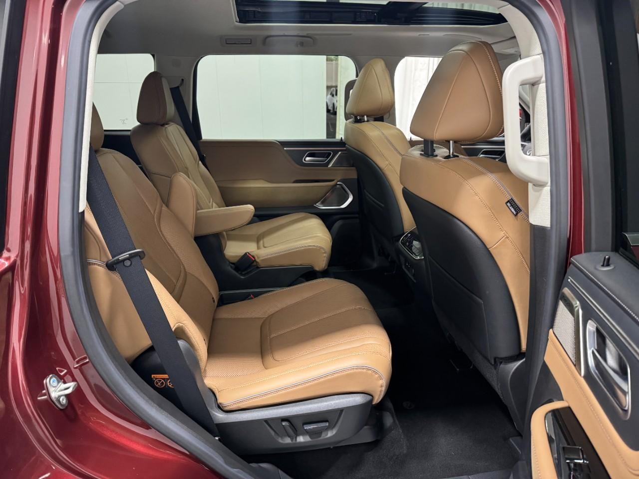 INFINITI QX80 Vehicle Full-screen Gallery Image 12