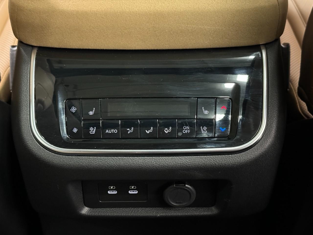 INFINITI QX80 Vehicle Full-screen Gallery Image 13