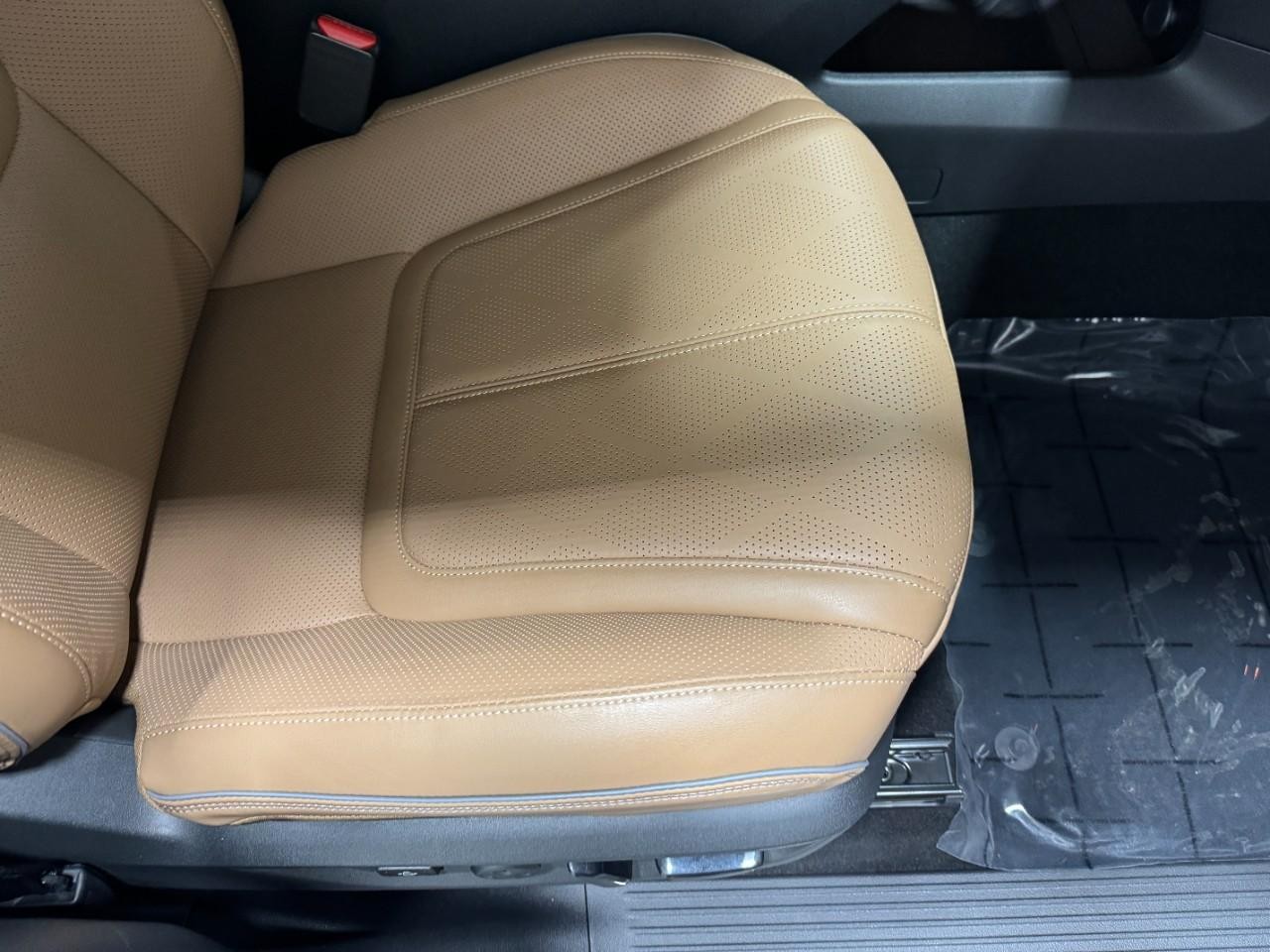 INFINITI QX80 Vehicle Full-screen Gallery Image 21