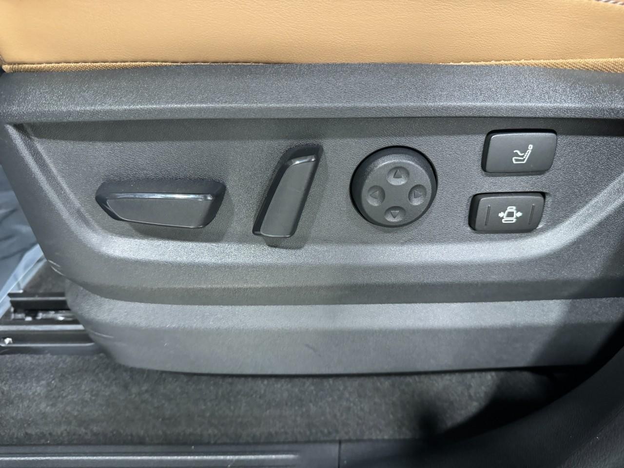 INFINITI QX80 Vehicle Full-screen Gallery Image 30