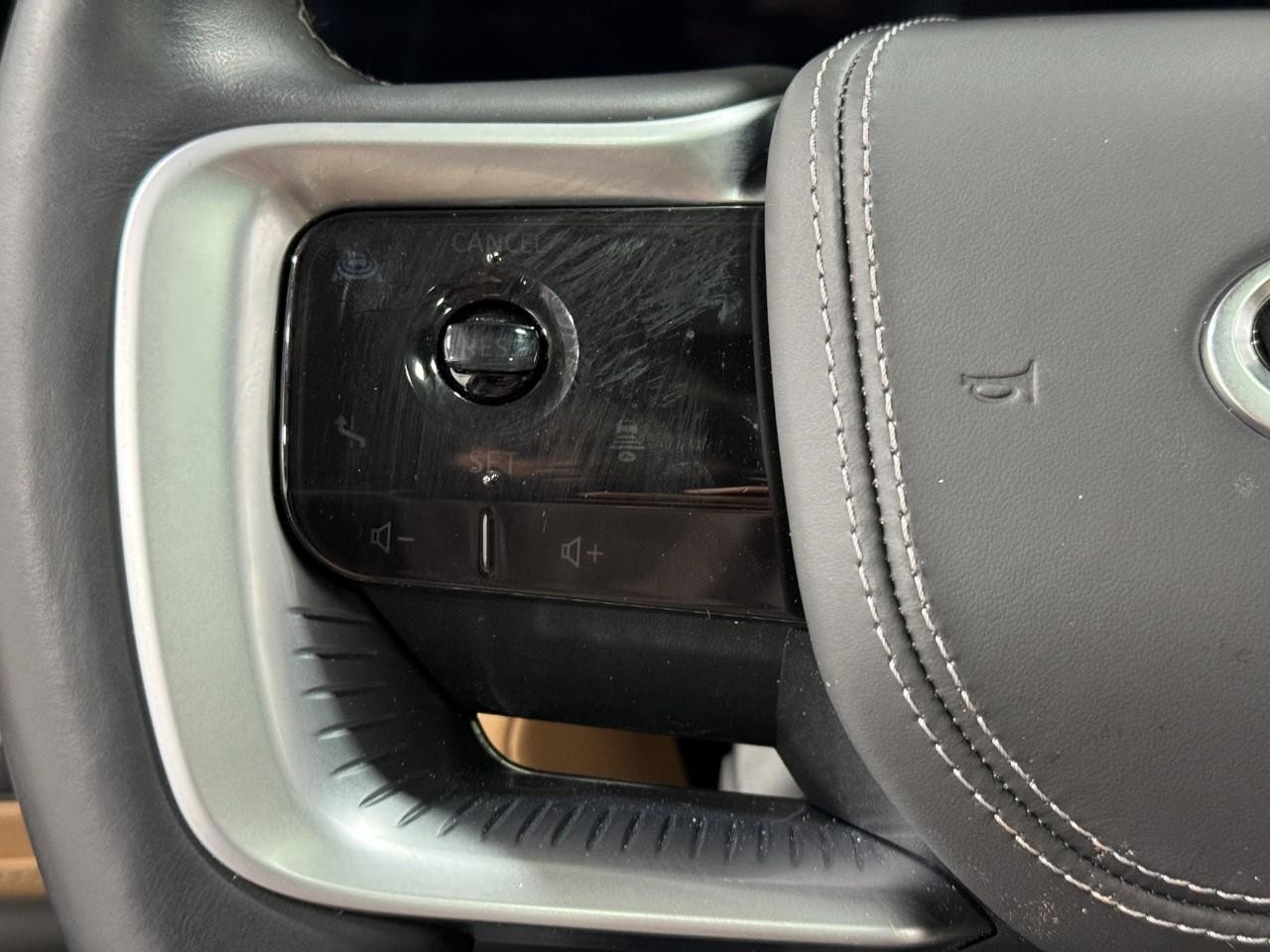 INFINITI QX80 Vehicle Full-screen Gallery Image 32