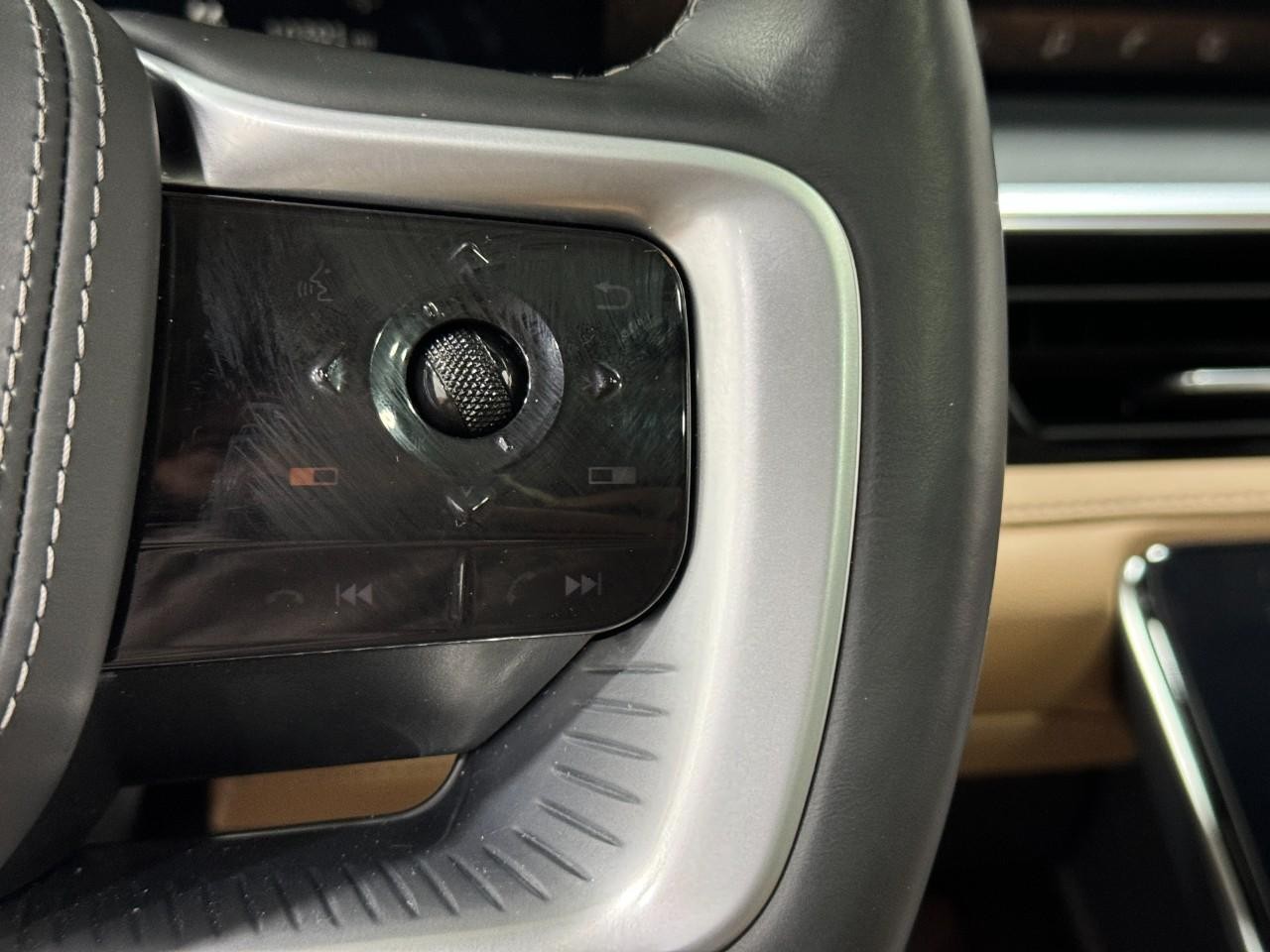 INFINITI QX80 Vehicle Full-screen Gallery Image 33