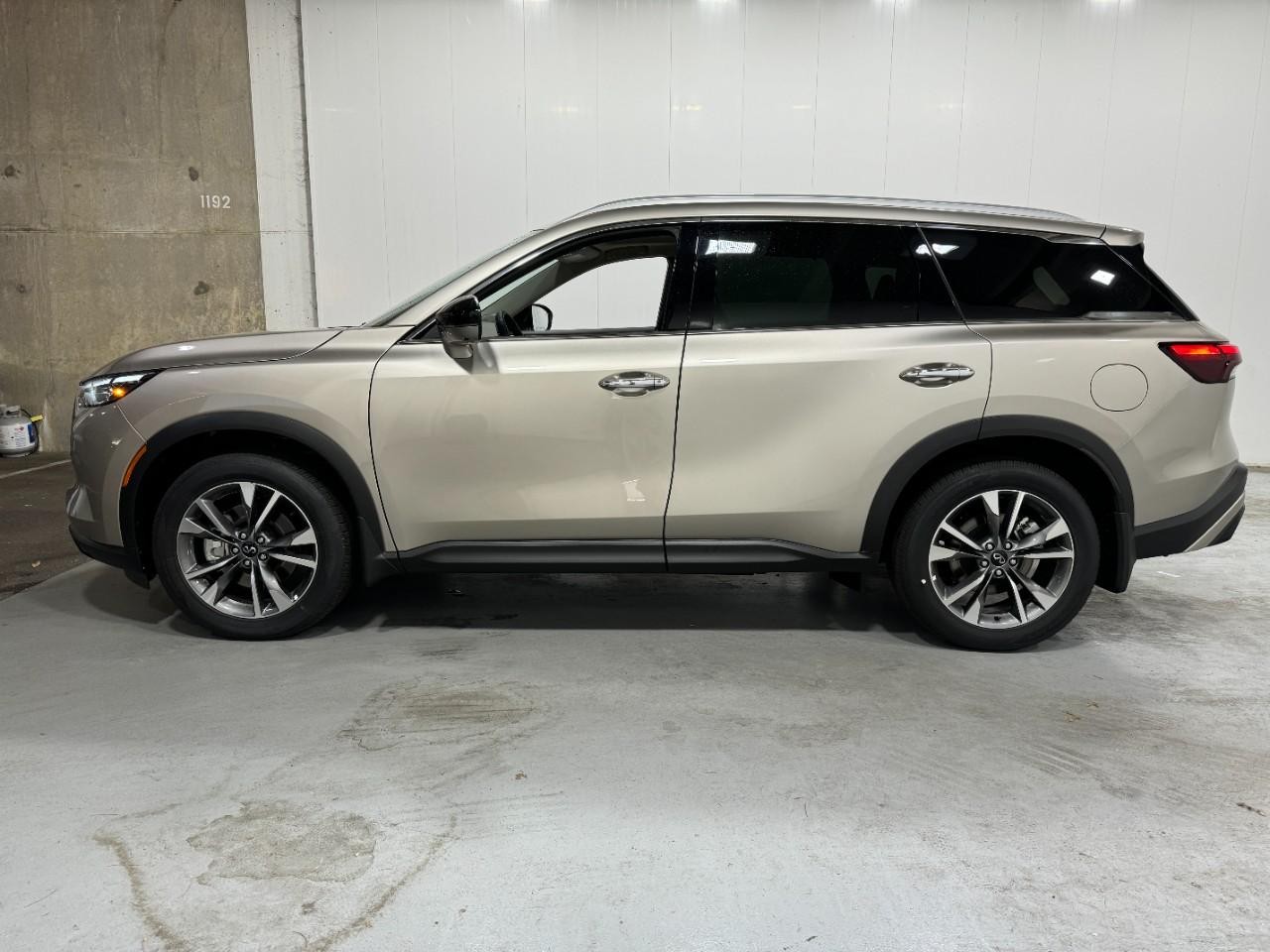 INFINITI QX60 Vehicle Full-screen Gallery Image 2