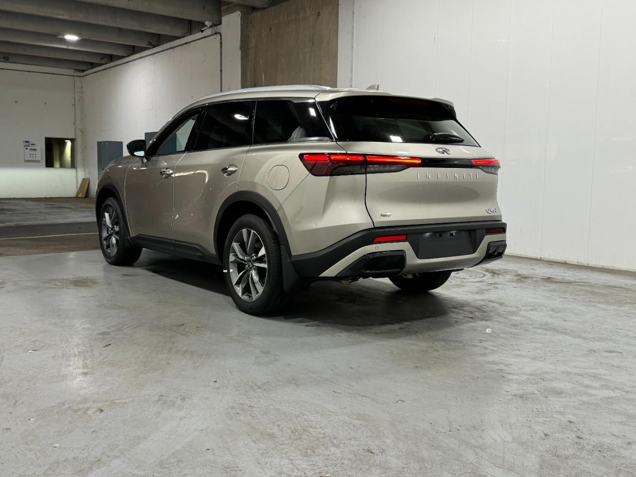 INFINITI QX60 Vehicle Full-screen Gallery Image 3