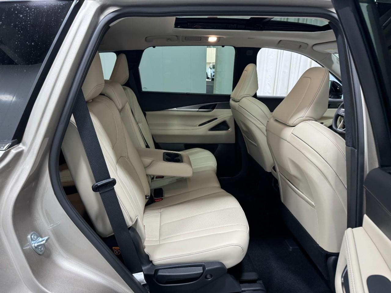 INFINITI QX60 Vehicle Full-screen Gallery Image 12