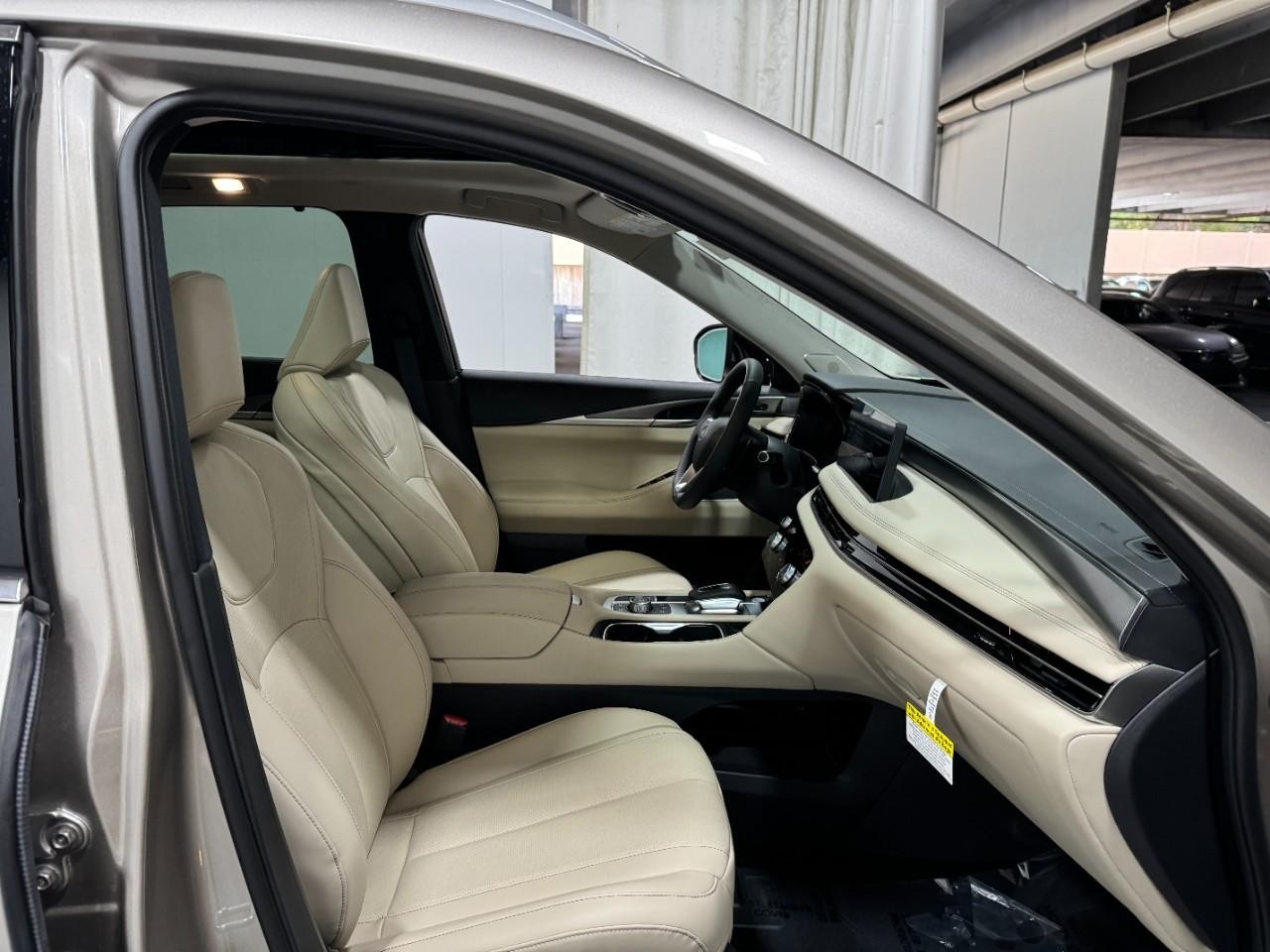 INFINITI QX60 Vehicle Full-screen Gallery Image 21