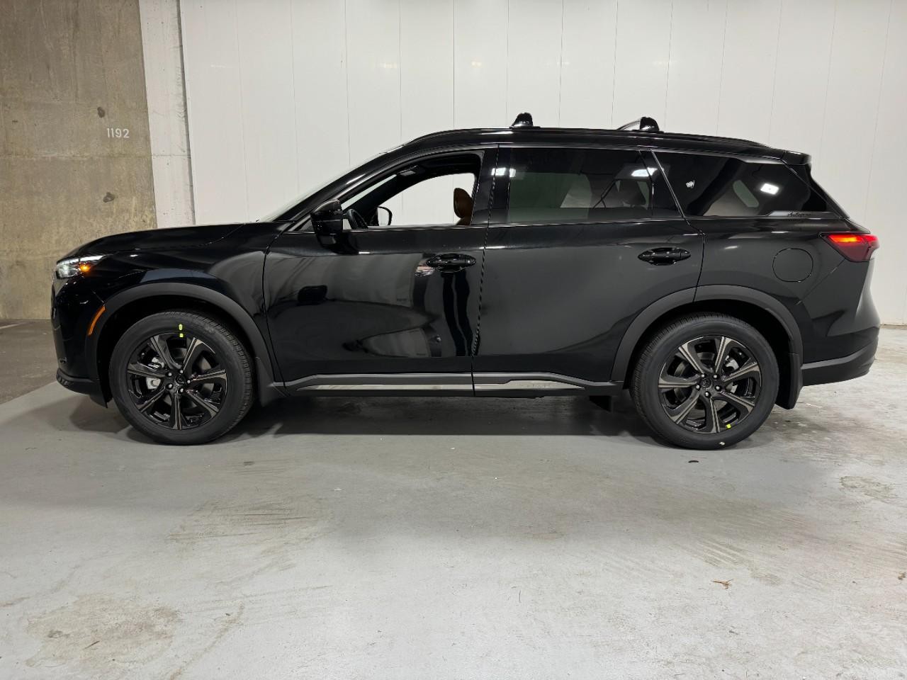 INFINITI QX60 Vehicle Full-screen Gallery Image 2