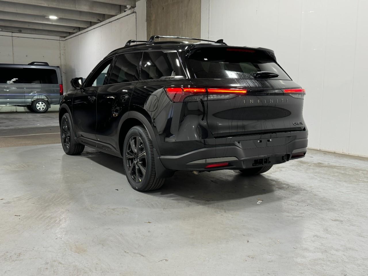 INFINITI QX60 Vehicle Full-screen Gallery Image 3