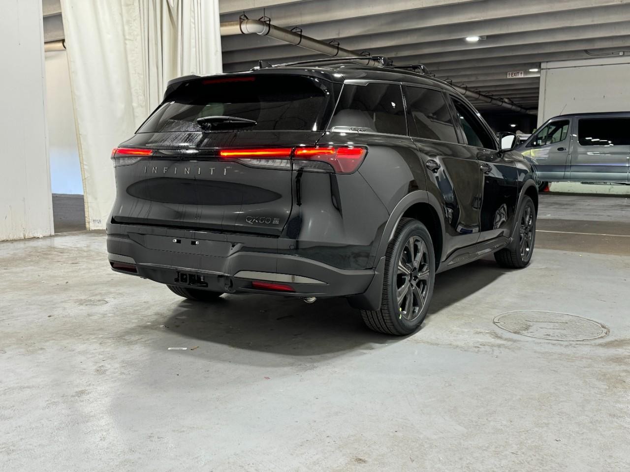 INFINITI QX60 Vehicle Full-screen Gallery Image 4