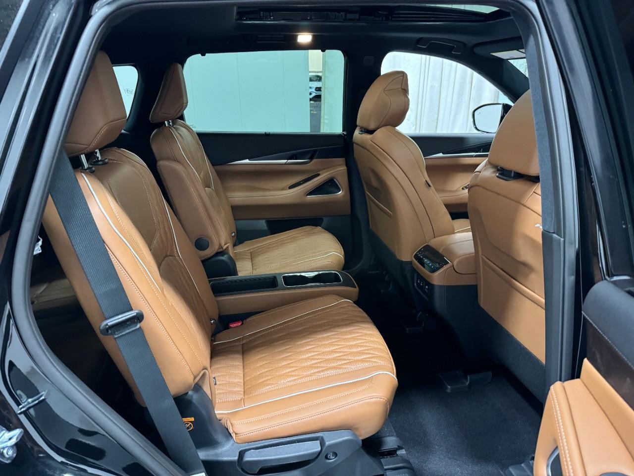 INFINITI QX60 Vehicle Full-screen Gallery Image 12