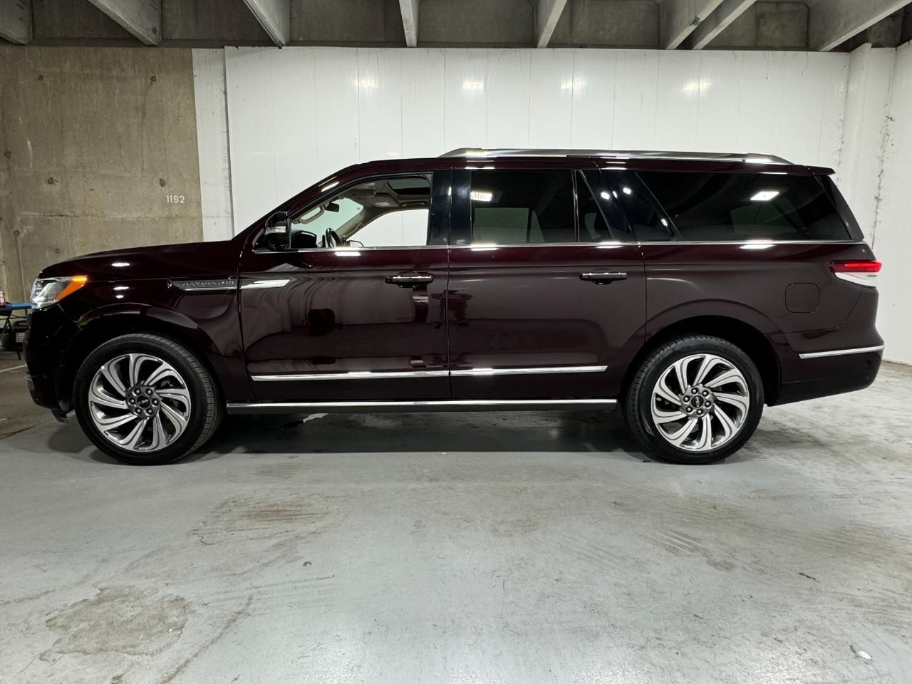 Lincoln Navigator L Vehicle Full-screen Gallery Image 2